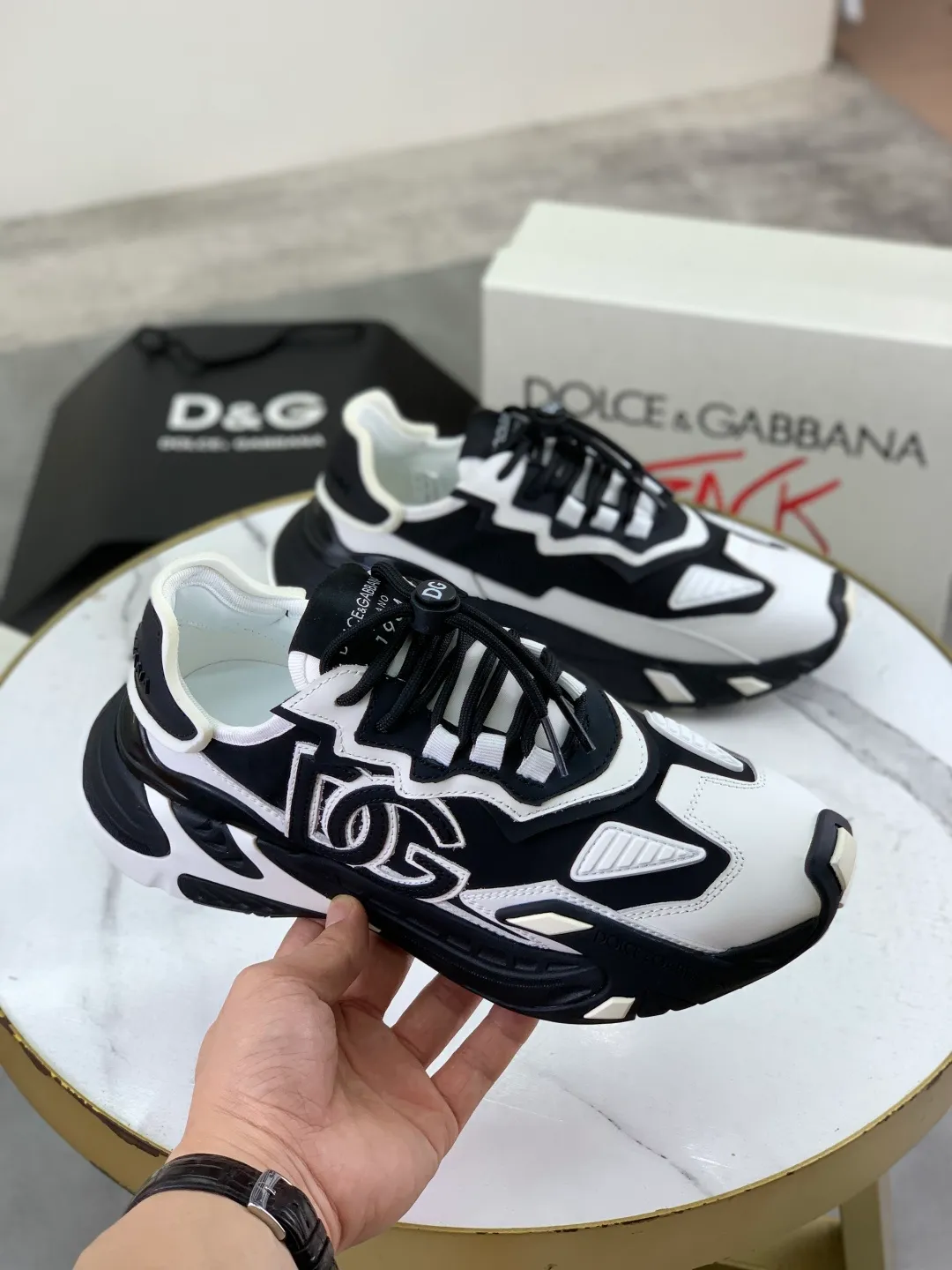 Men's shoes 💰P560💰 [New style] top original quality, synchronized with "DOLCE&GABBANA [Dolce & Gabbana] ~ high quality." effect. Low-cut casual DG men's shoes, loved by many celebrities, using high-end imported first-layer calfskin splicing design + cowhide feet, simple and elegant, perfectly interpreting the latest inspiration for shoes, classic and fashionable integration. Luxurious dreams, driving fashion, suitable for drivers, lightweight and comfortable, light and breathable for outdoor travel, high-end quality Trustworthy, 4️⃣colors🉑️ to choose from! Code number: 38-46